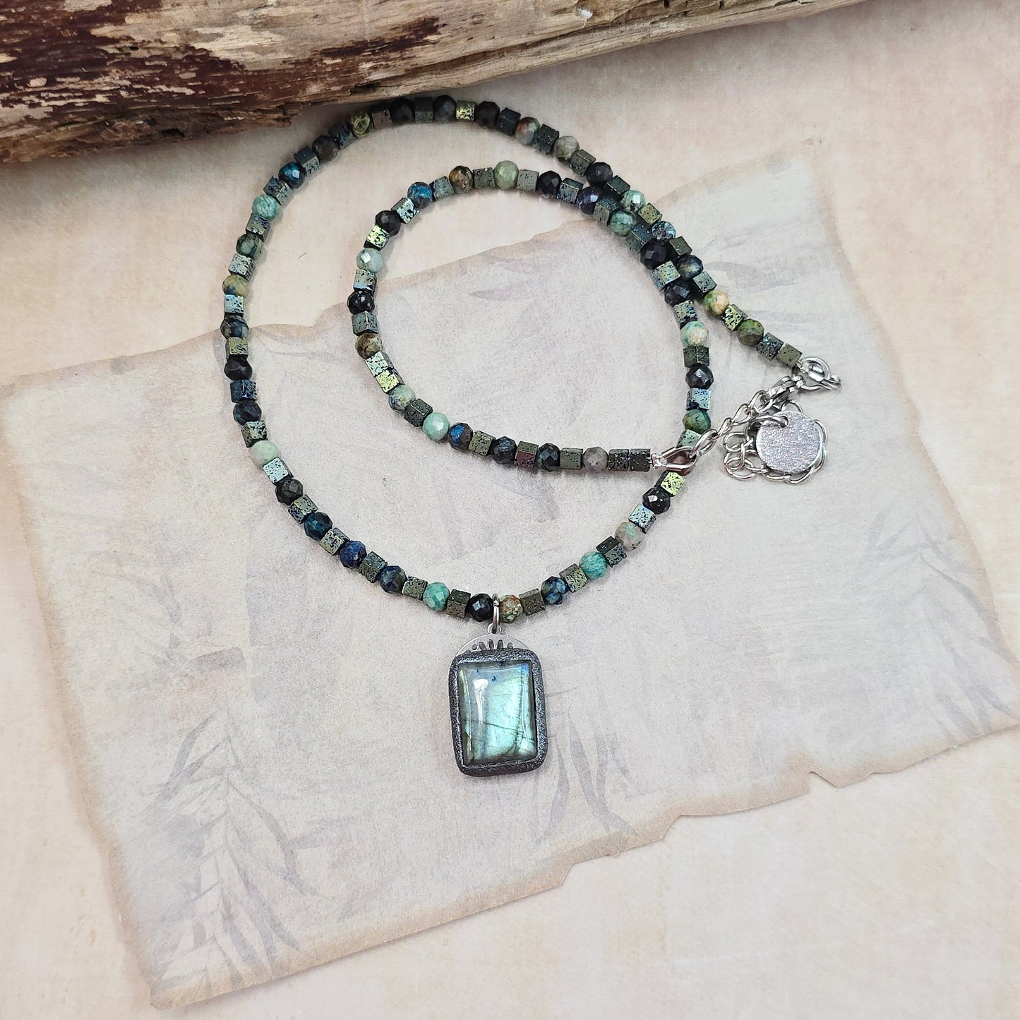 Trumpas vėrinys su labradoritu, turkiu ir hematitu