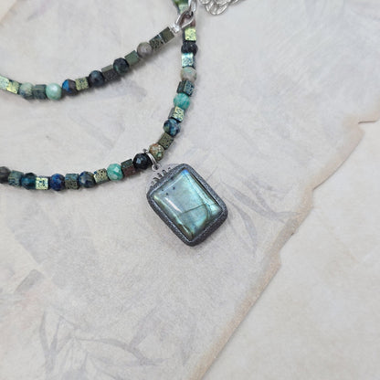 Trumpas vėrinys su labradoritu, turkiu ir hematitu