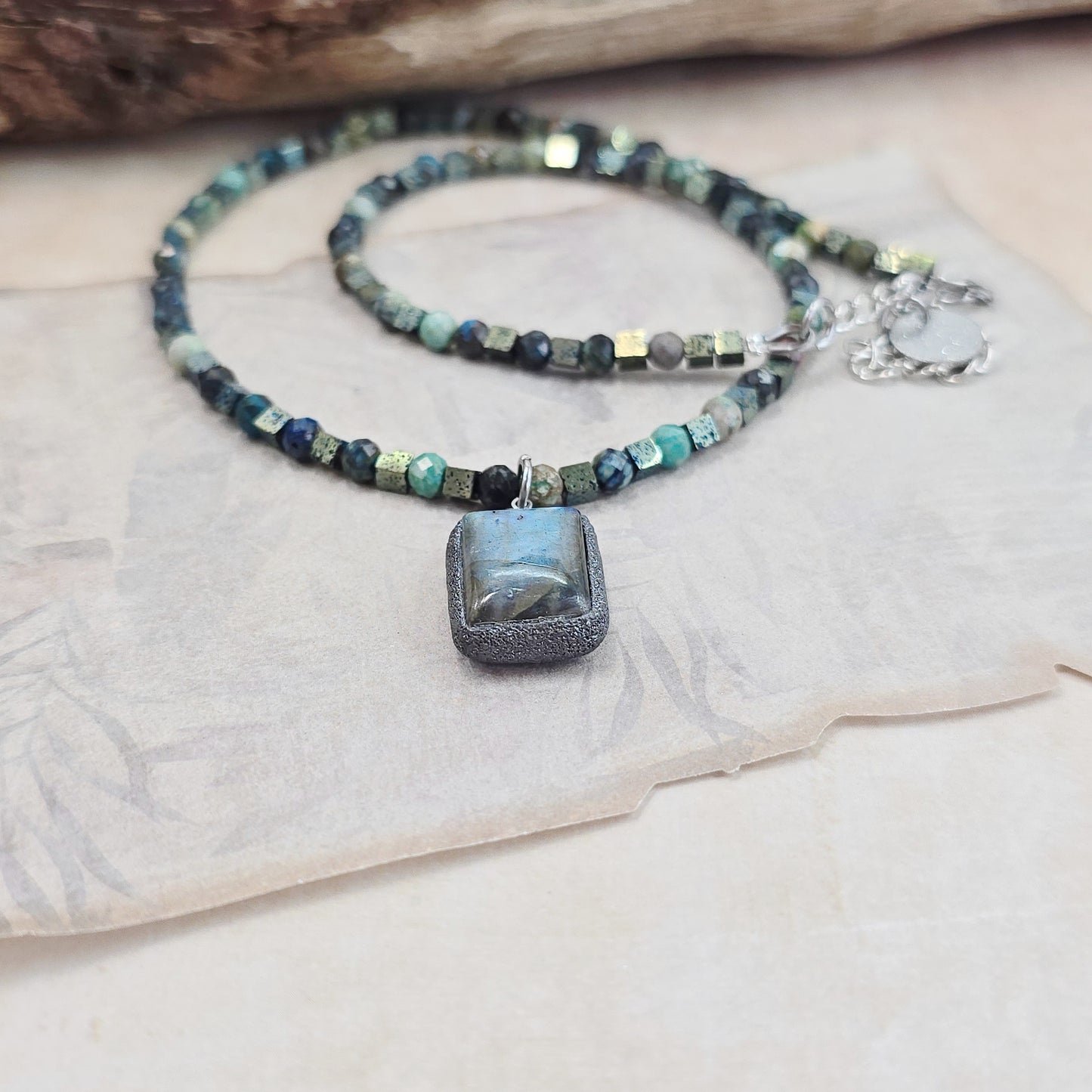 Trumpas vėrinys su labradoritu, turkiu ir hematitu