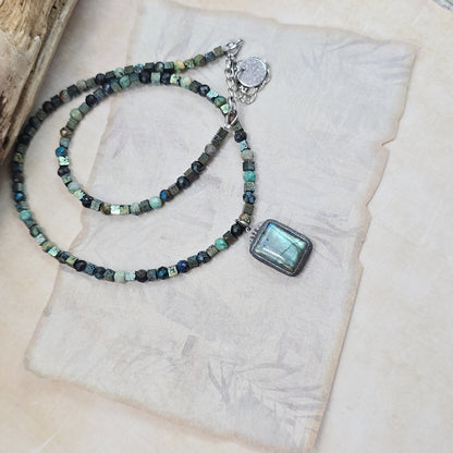 Trumpas vėrinys su labradoritu, turkiu ir hematitu