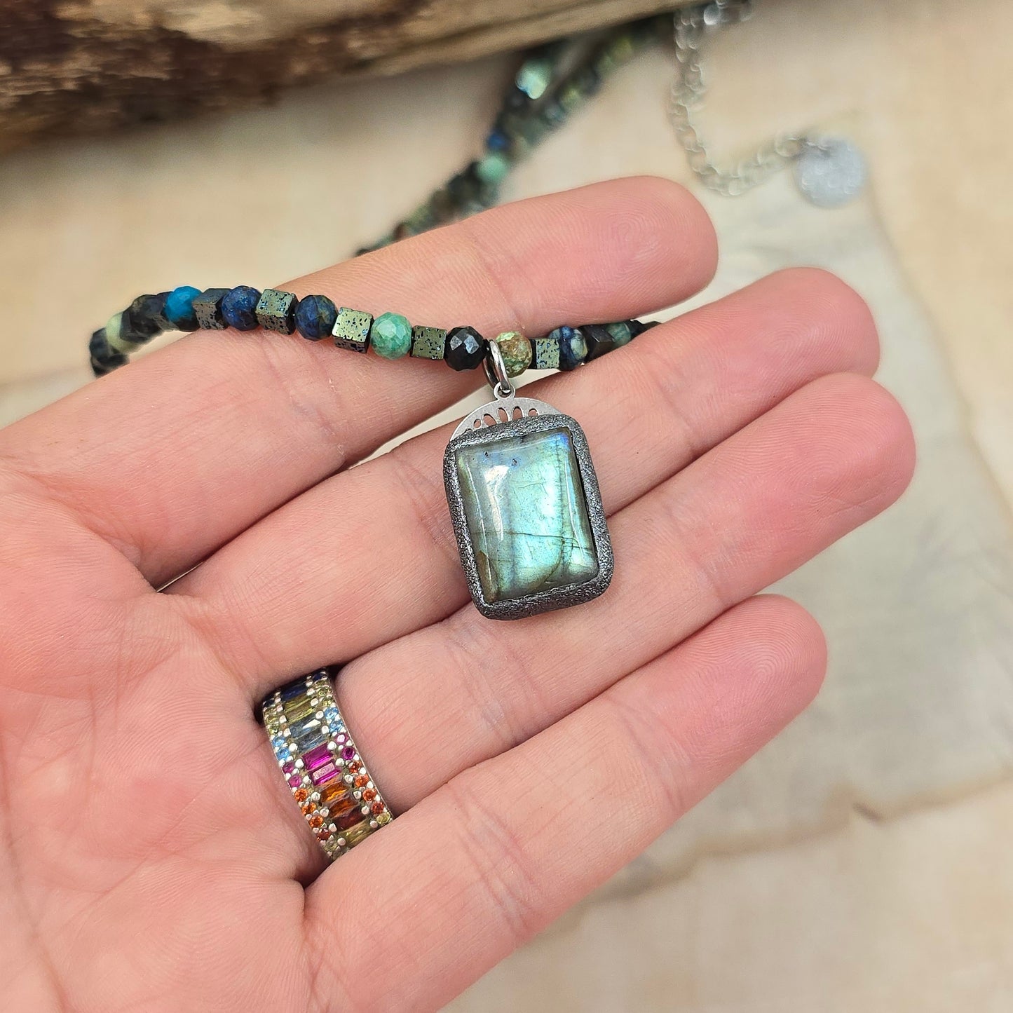 Trumpas vėrinys su labradoritu, turkiu ir hematitu