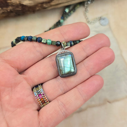 Trumpas vėrinys su labradoritu, turkiu ir hematitu