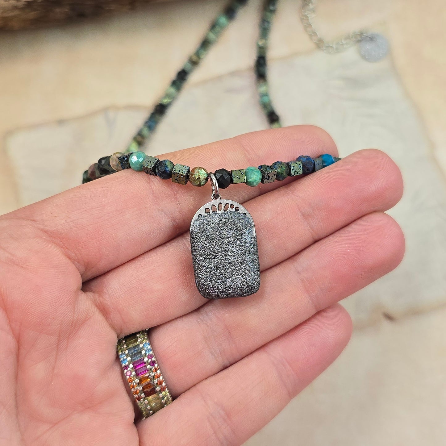 Trumpas vėrinys su labradoritu, turkiu ir hematitu