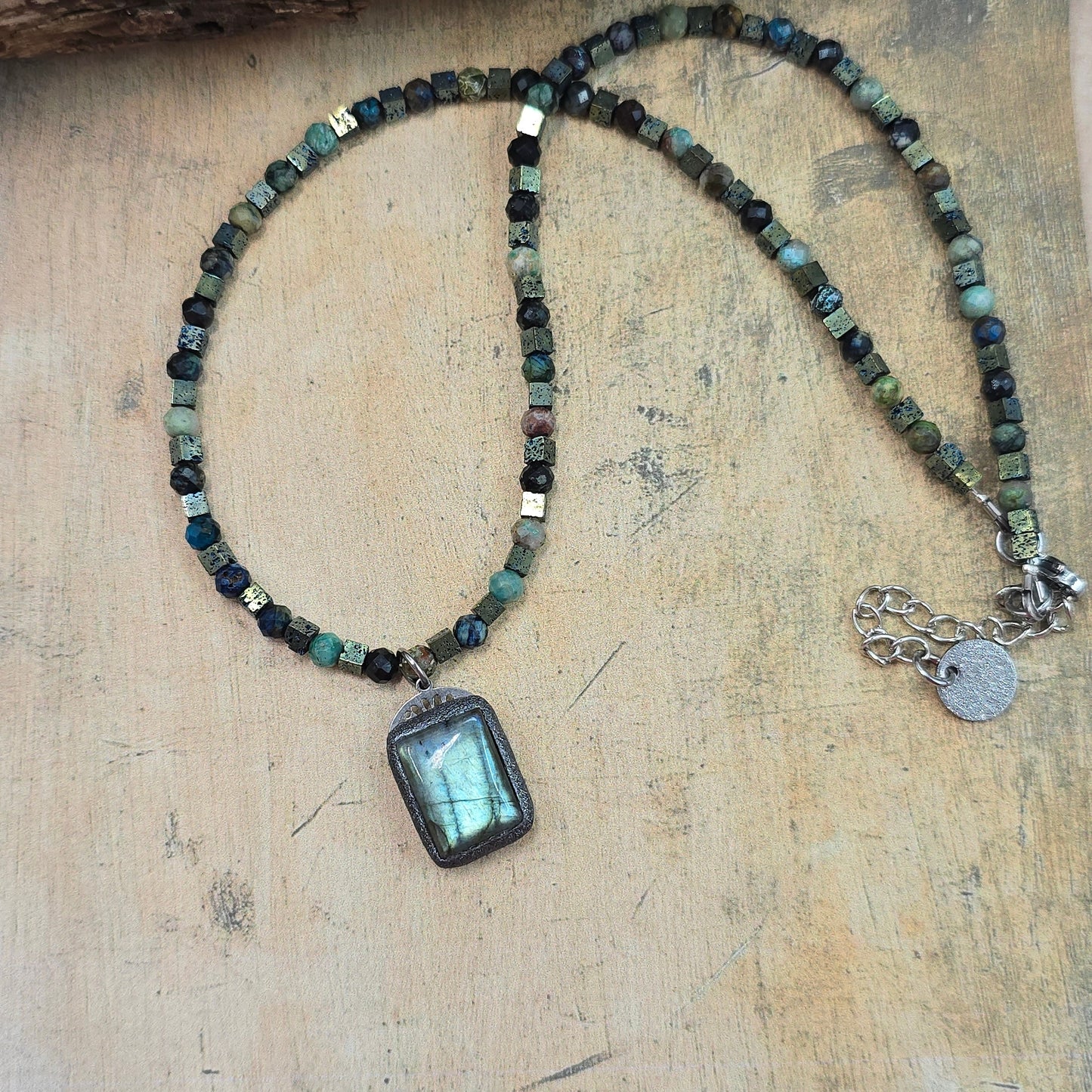 Trumpas vėrinys su labradoritu, turkiu ir hematitu