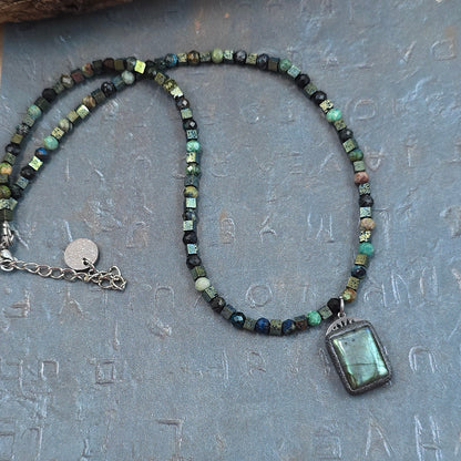 Trumpas vėrinys su labradoritu, turkiu ir hematitu