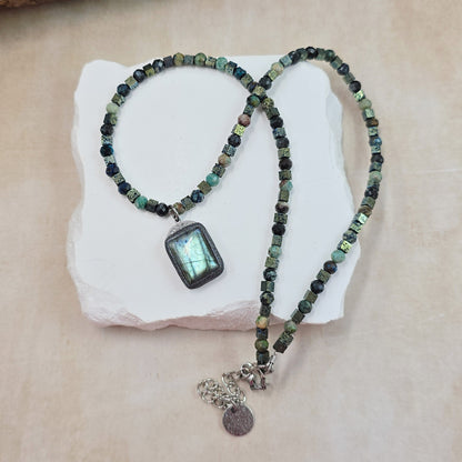 Trumpas vėrinys su labradoritu, turkiu ir hematitu