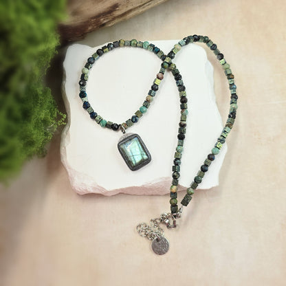 Trumpas vėrinys su labradoritu, turkiu ir hematitu