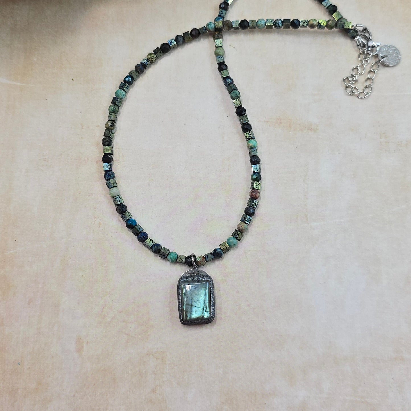 Trumpas vėrinys su labradoritu, turkiu ir hematitu