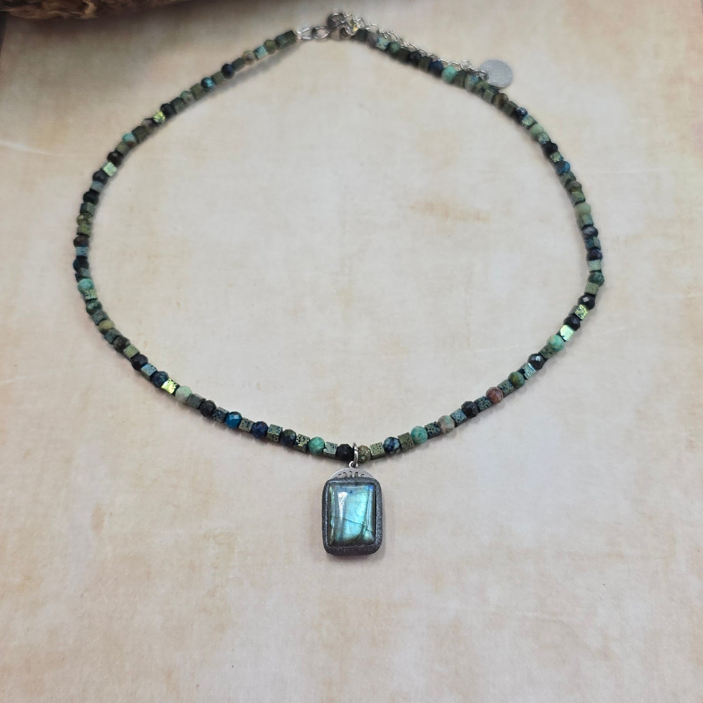 Trumpas vėrinys su labradoritu, turkiu ir hematitu