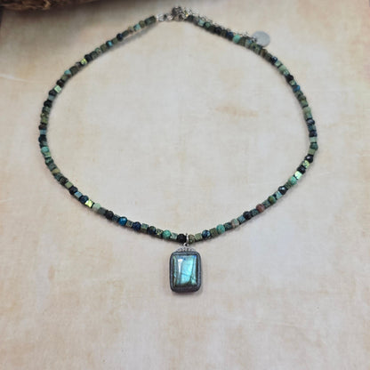 Trumpas vėrinys su labradoritu, turkiu ir hematitu