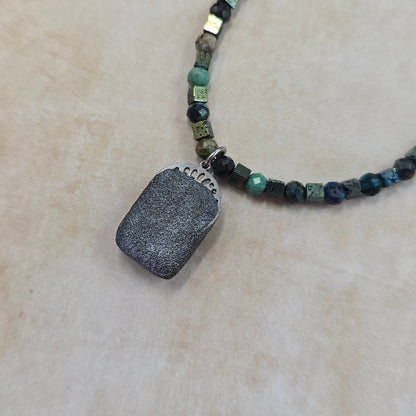 Trumpas vėrinys su labradoritu, turkiu ir hematitu