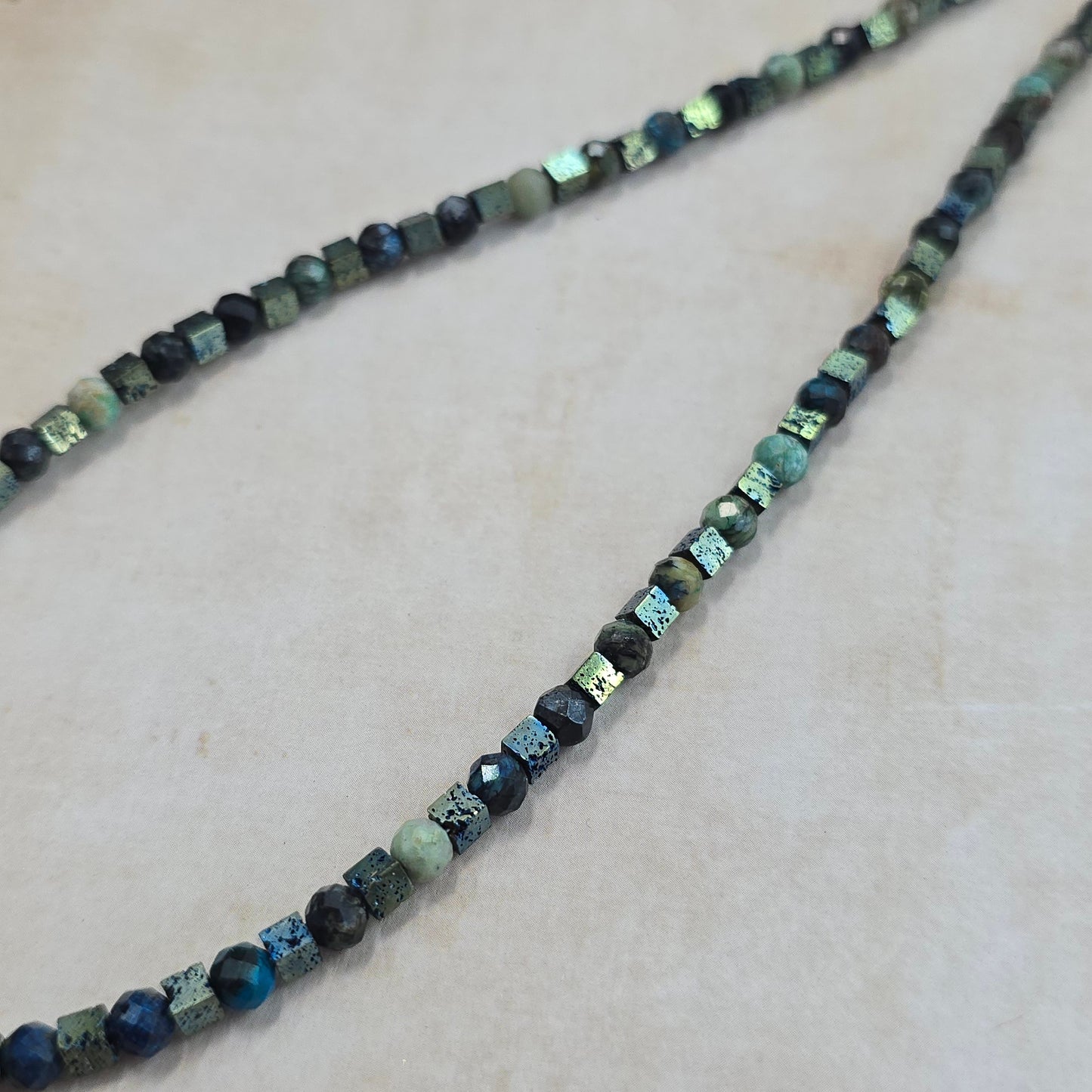 Trumpas vėrinys su labradoritu, turkiu ir hematitu