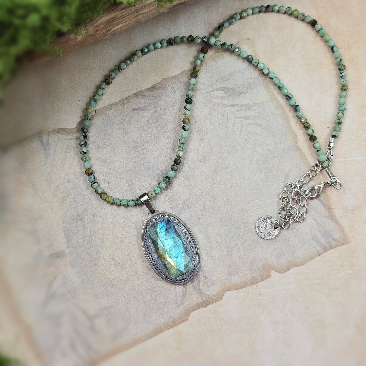 Trumpas vėrinys su labradoritu ir žalsvu turkiu