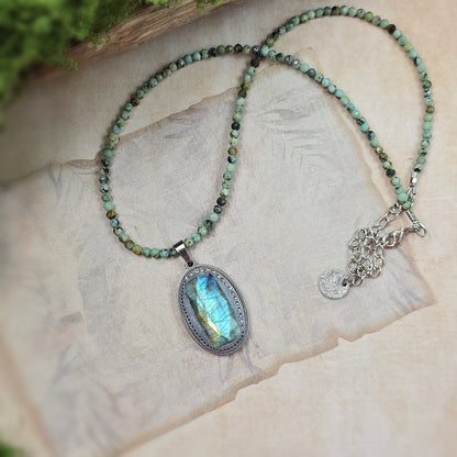 Trumpas vėrinys su labradoritu ir žalsvu turkiu