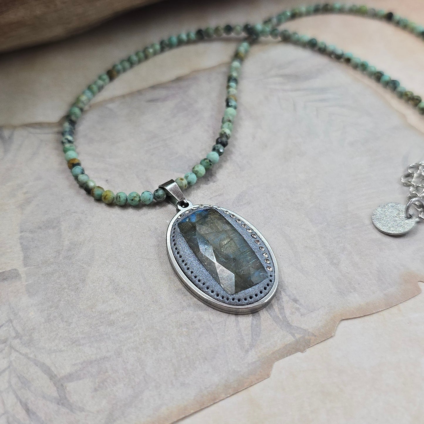 Trumpas vėrinys su labradoritu ir žalsvu turkiu