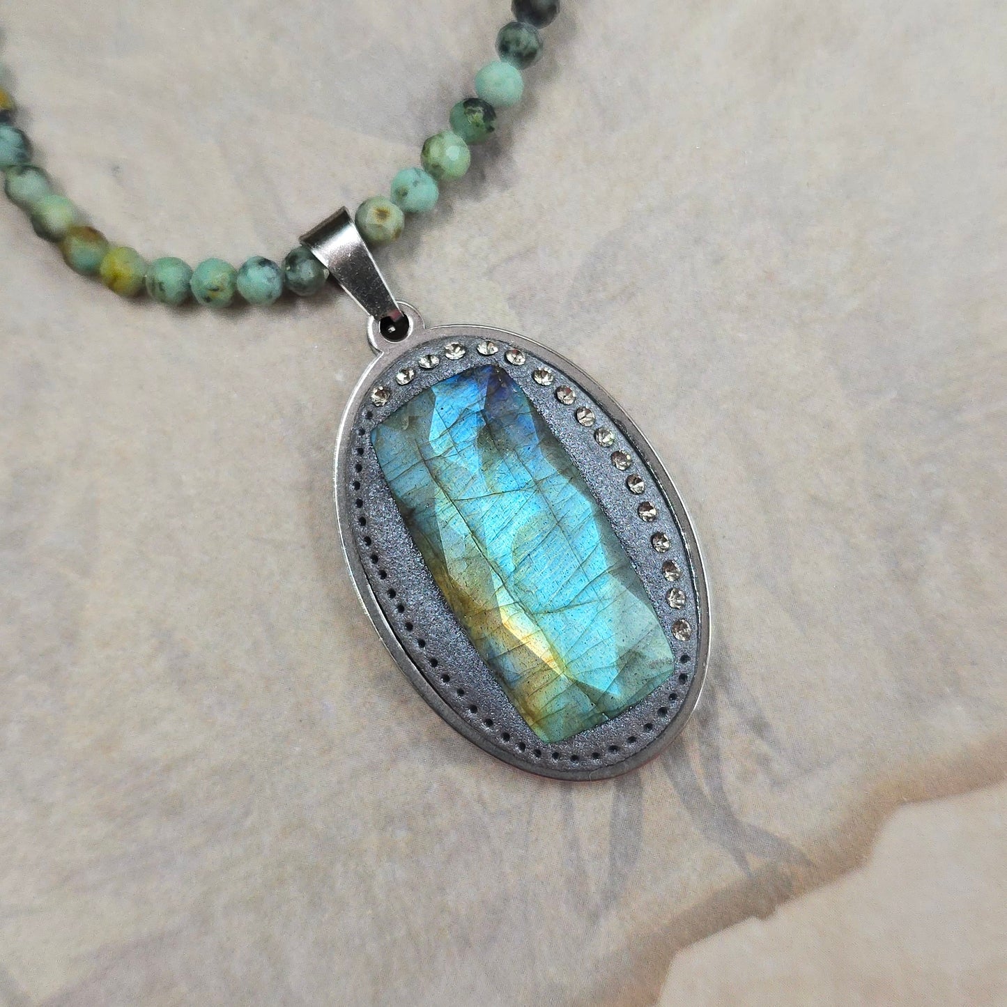 Trumpas vėrinys su labradoritu ir žalsvu turkiu