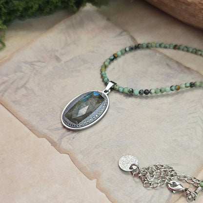 Trumpas vėrinys su labradoritu ir žalsvu turkiu