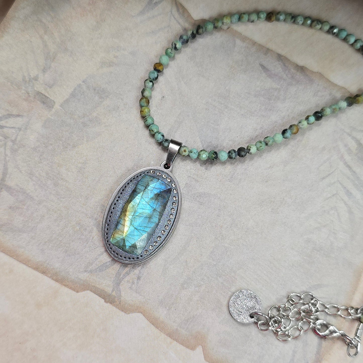 Trumpas vėrinys su labradoritu ir žalsvu turkiu
