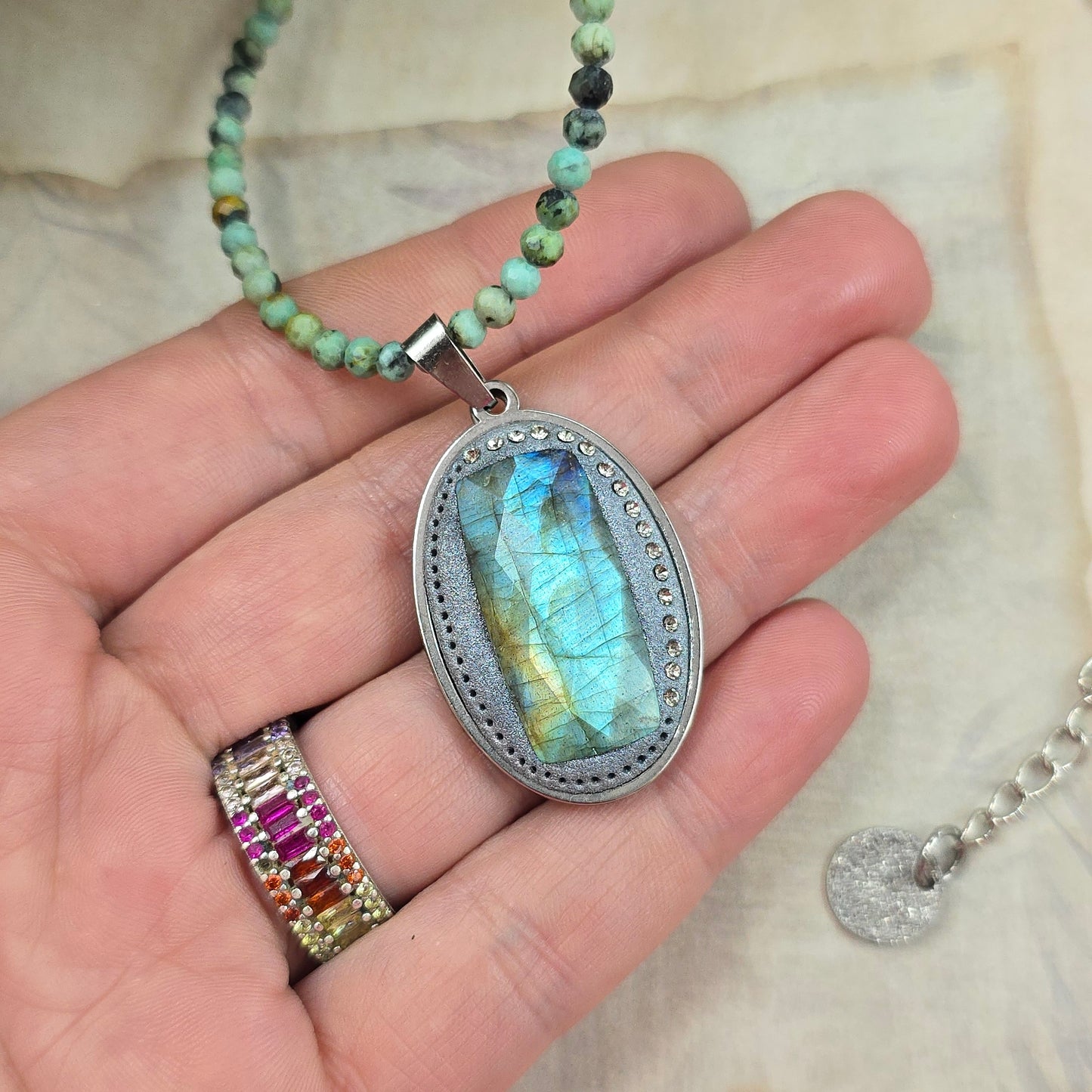 Trumpas vėrinys su labradoritu ir žalsvu turkiu