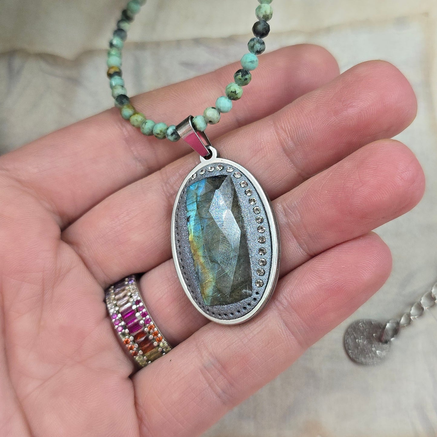 Trumpas vėrinys su labradoritu ir žalsvu turkiu