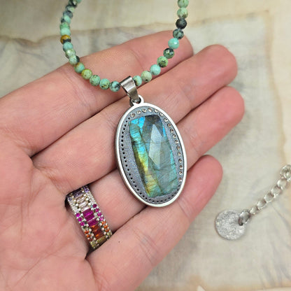 Trumpas vėrinys su labradoritu ir žalsvu turkiu