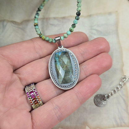 Trumpas vėrinys su labradoritu ir žalsvu turkiu