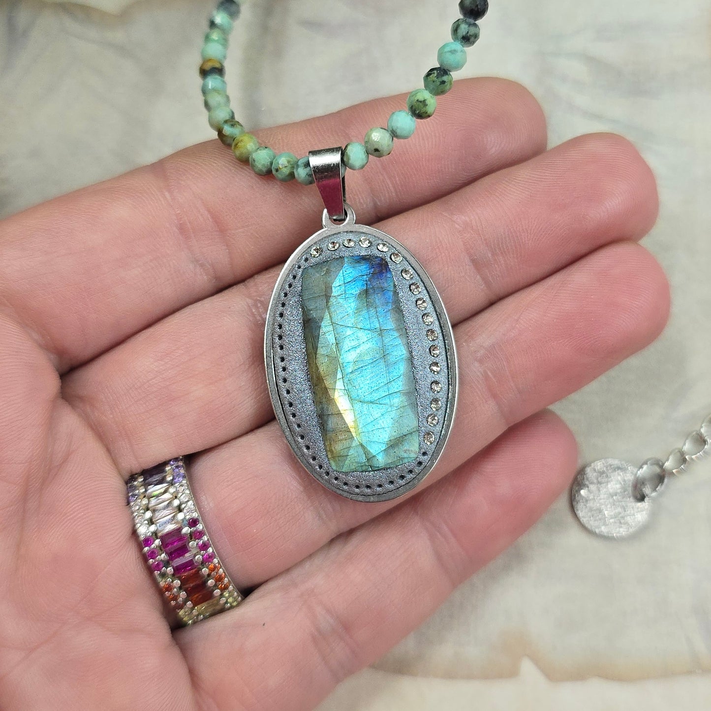 Trumpas vėrinys su labradoritu ir žalsvu turkiu