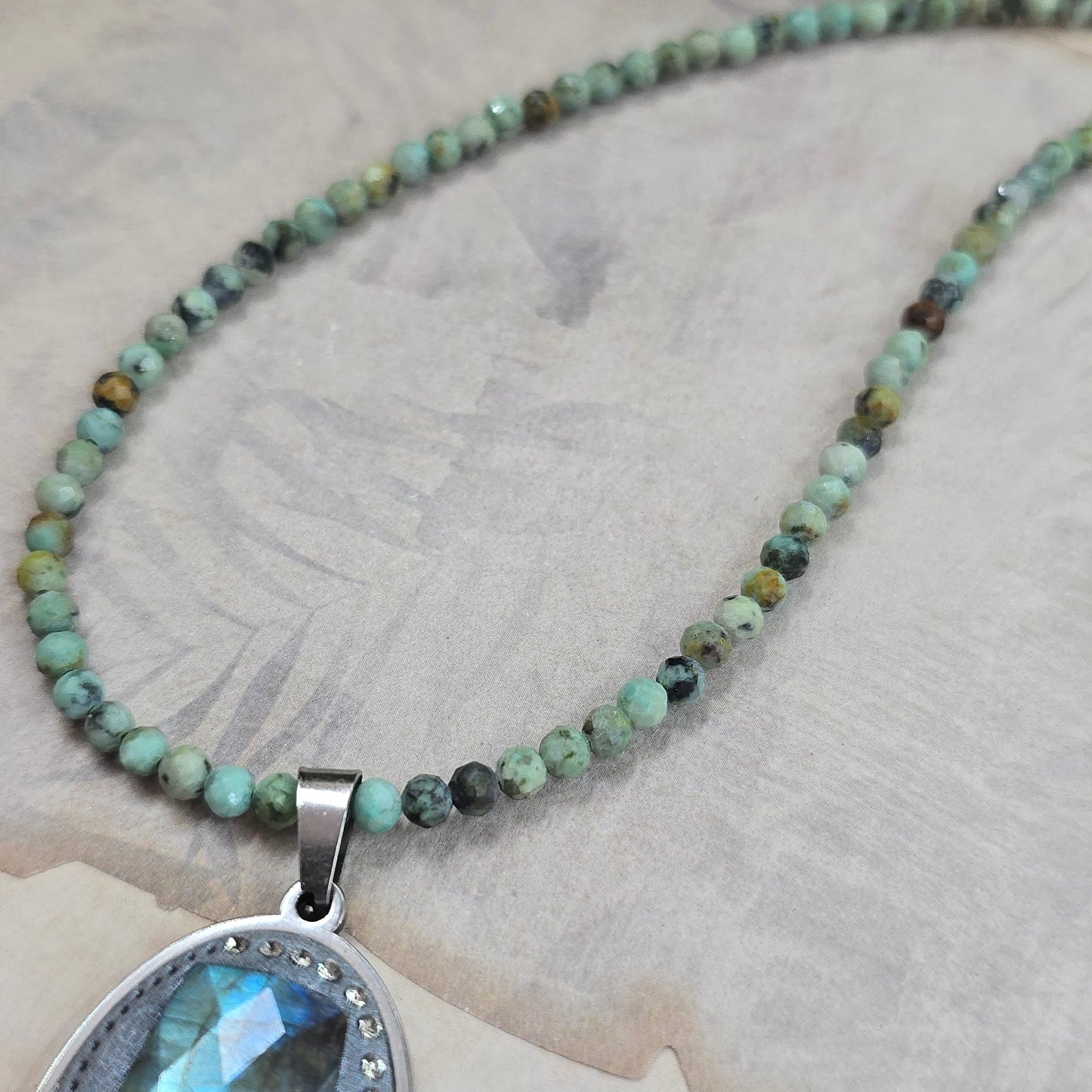 Trumpas vėrinys su labradoritu ir žalsvu turkiu