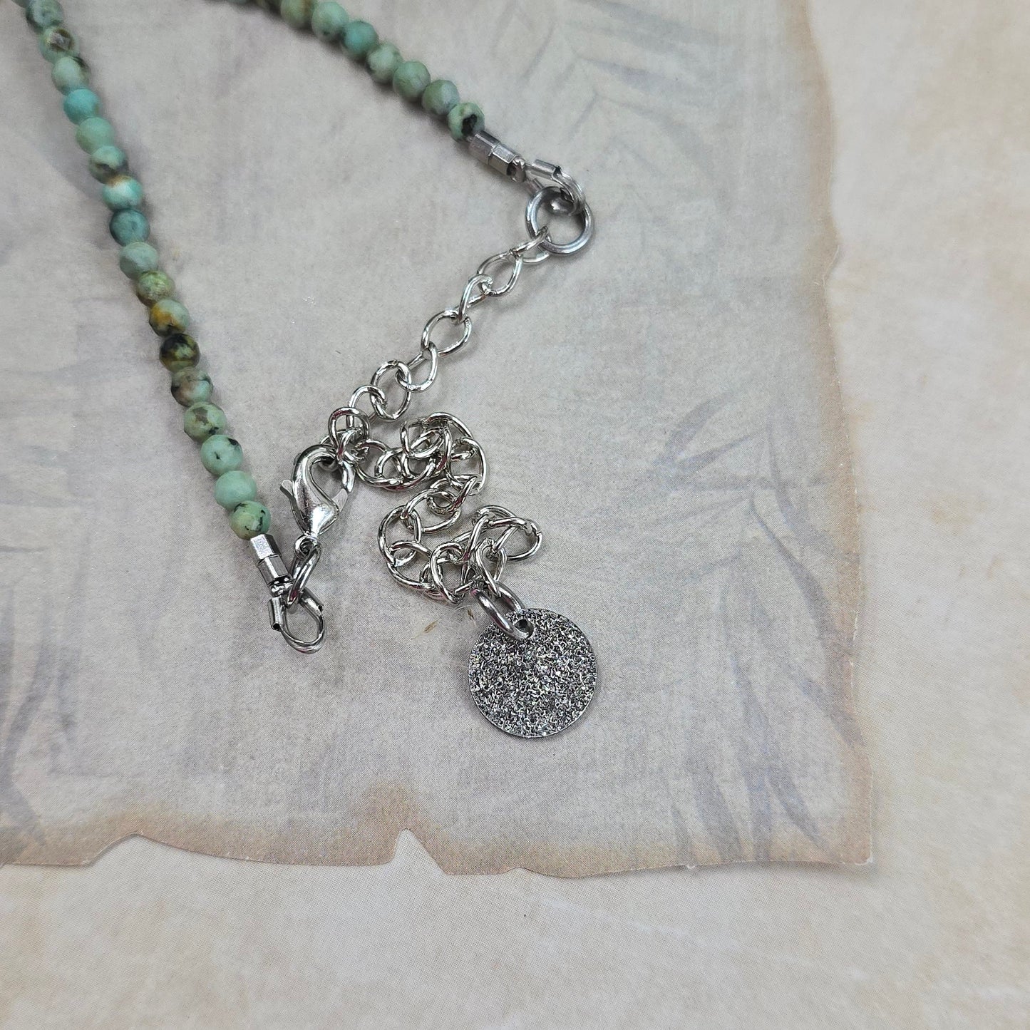 Trumpas vėrinys su labradoritu ir žalsvu turkiu