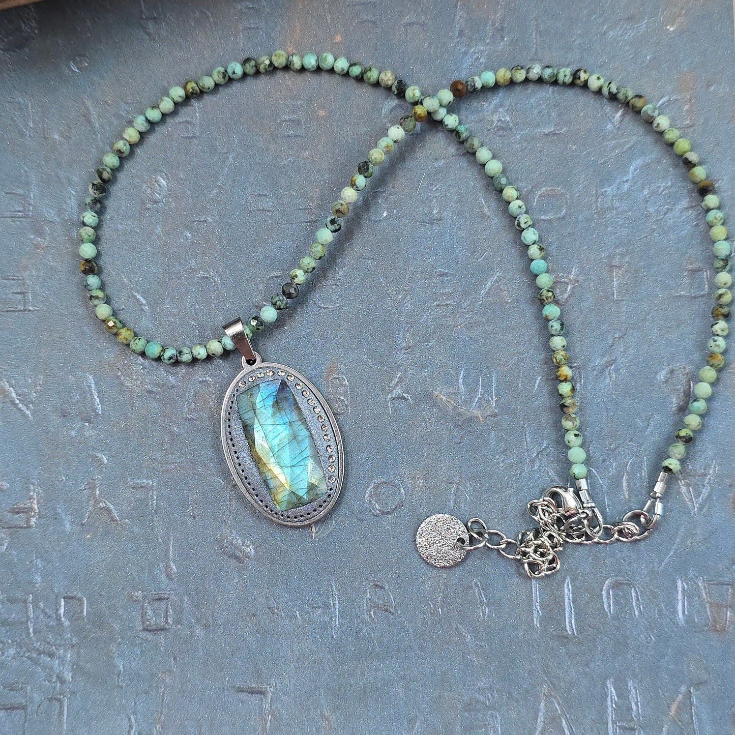 Trumpas vėrinys su labradoritu ir žalsvu turkiu