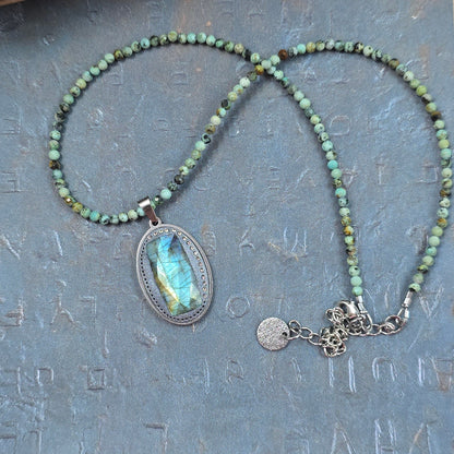 Trumpas vėrinys su labradoritu ir žalsvu turkiu