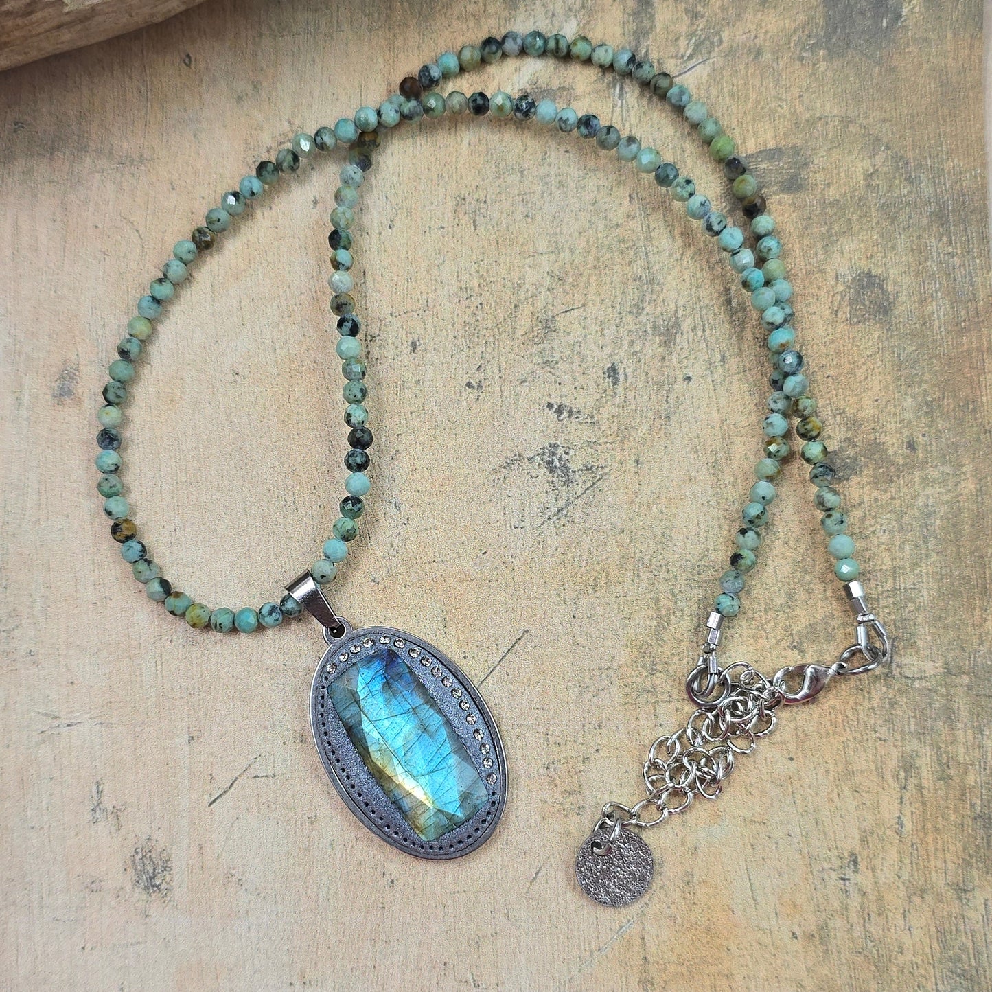 Trumpas vėrinys su labradoritu ir žalsvu turkiu