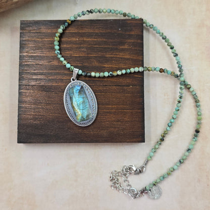 Trumpas vėrinys su labradoritu ir žalsvu turkiu