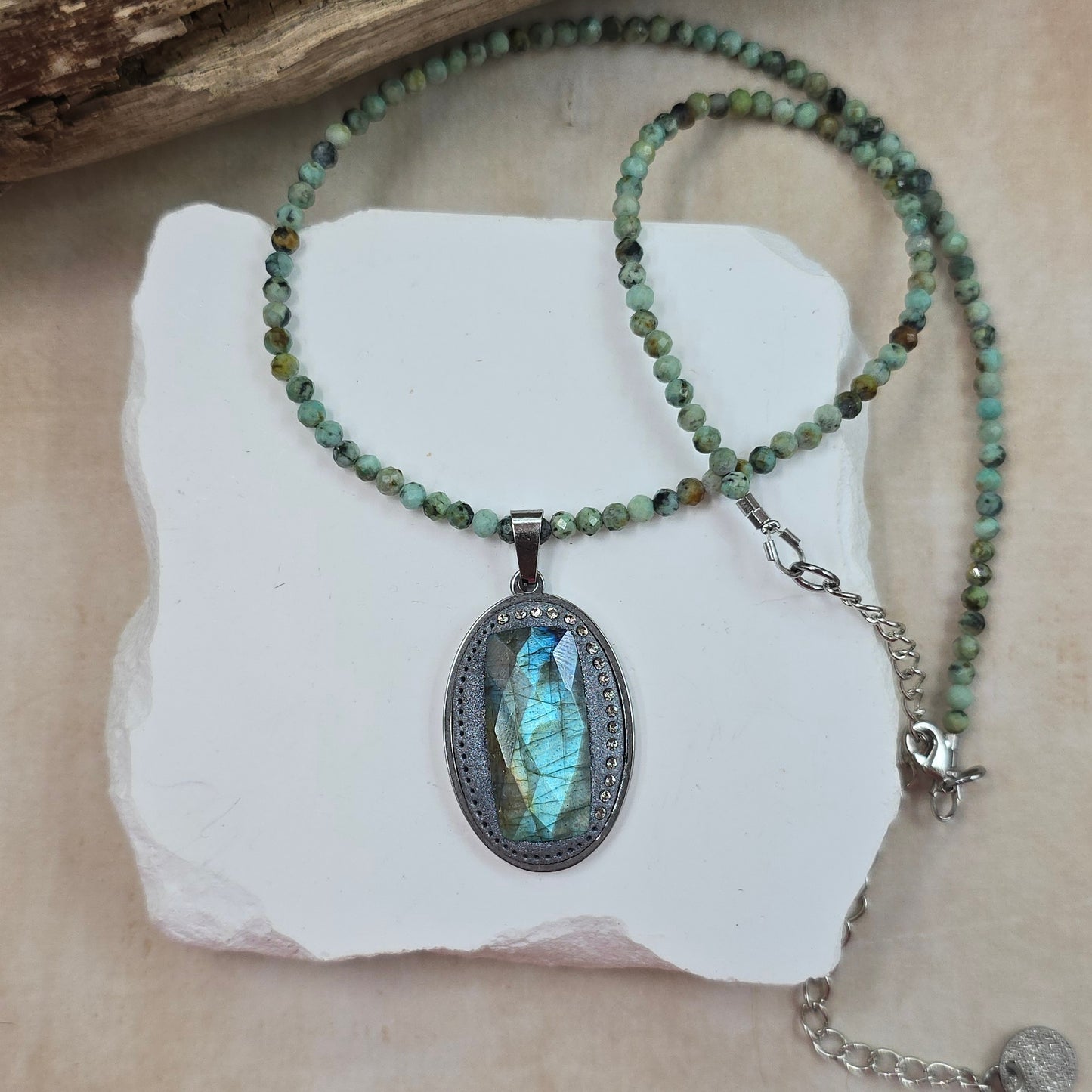 Trumpas vėrinys su labradoritu ir žalsvu turkiu