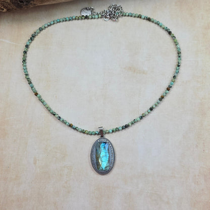 Trumpas vėrinys su labradoritu ir žalsvu turkiu