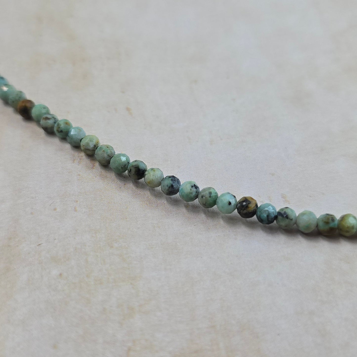 Trumpas vėrinys su labradoritu ir žalsvu turkiu