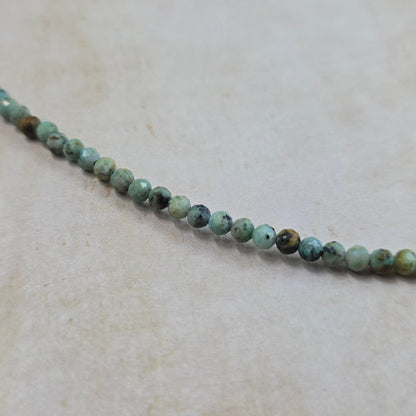 Trumpas vėrinys su labradoritu ir žalsvu turkiu