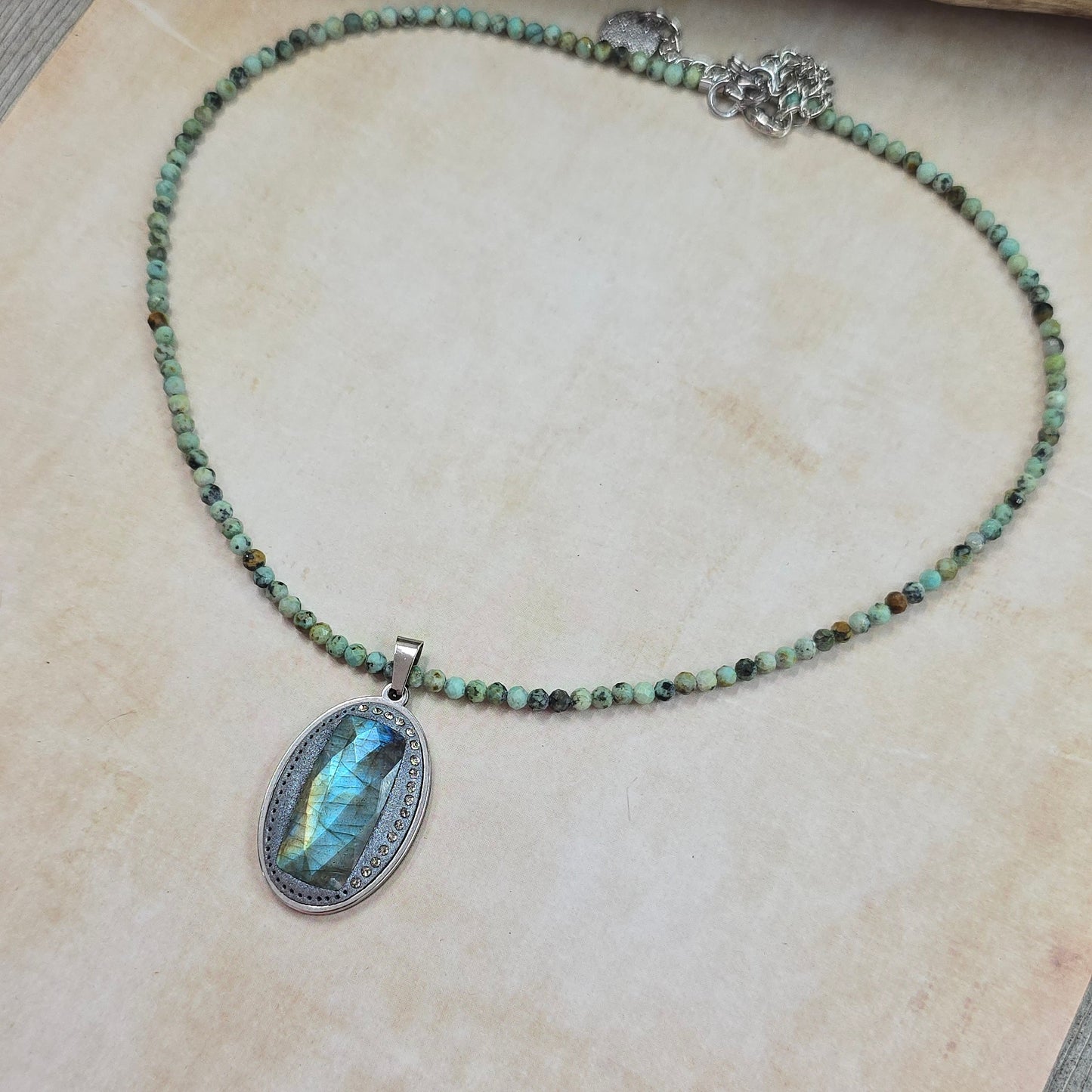 Trumpas vėrinys su labradoritu ir žalsvu turkiu