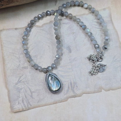 Trumpas vėrinys su labradorito pakabuku ir labradorito karoliukais