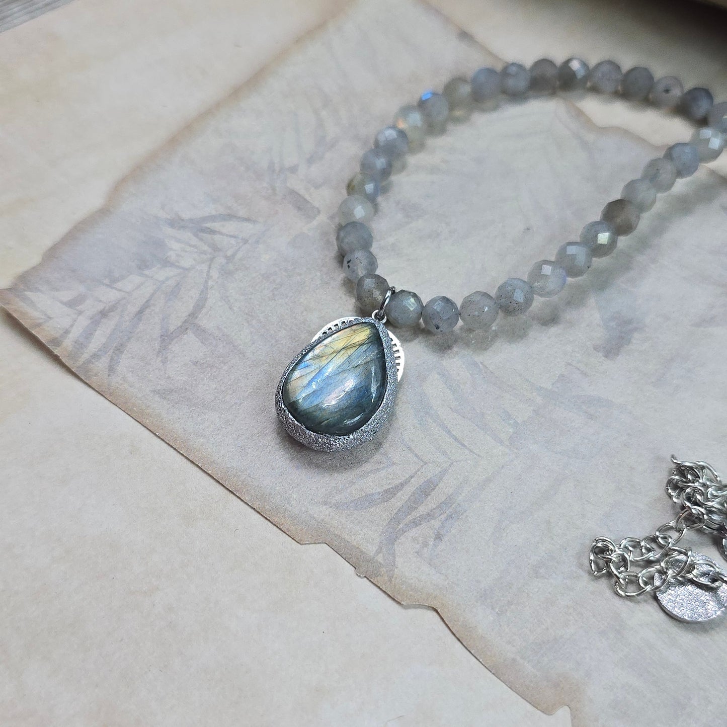 Trumpas vėrinys su labradorito pakabuku ir labradorito karoliukais