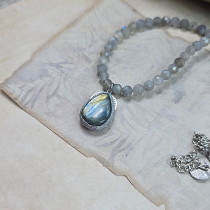 Trumpas vėrinys su labradorito pakabuku ir labradorito karoliukais