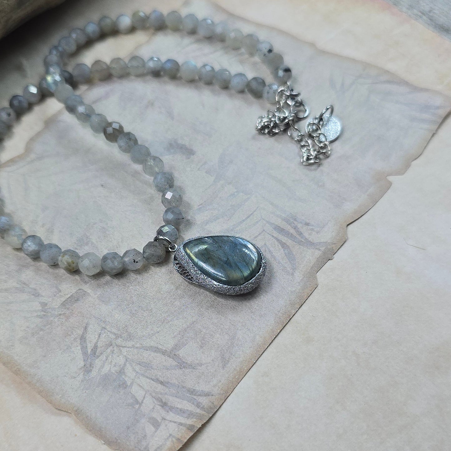Trumpas vėrinys su labradorito pakabuku ir labradorito karoliukais