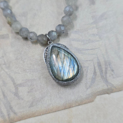 Trumpas vėrinys su labradorito pakabuku ir labradorito karoliukais