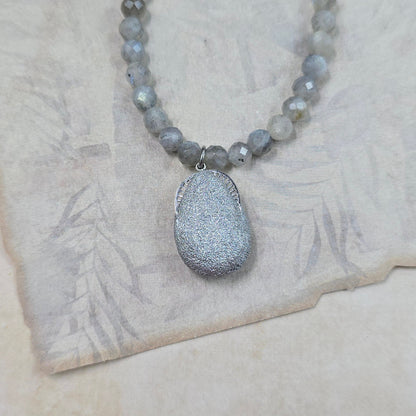 Trumpas vėrinys su labradorito pakabuku ir labradorito karoliukais