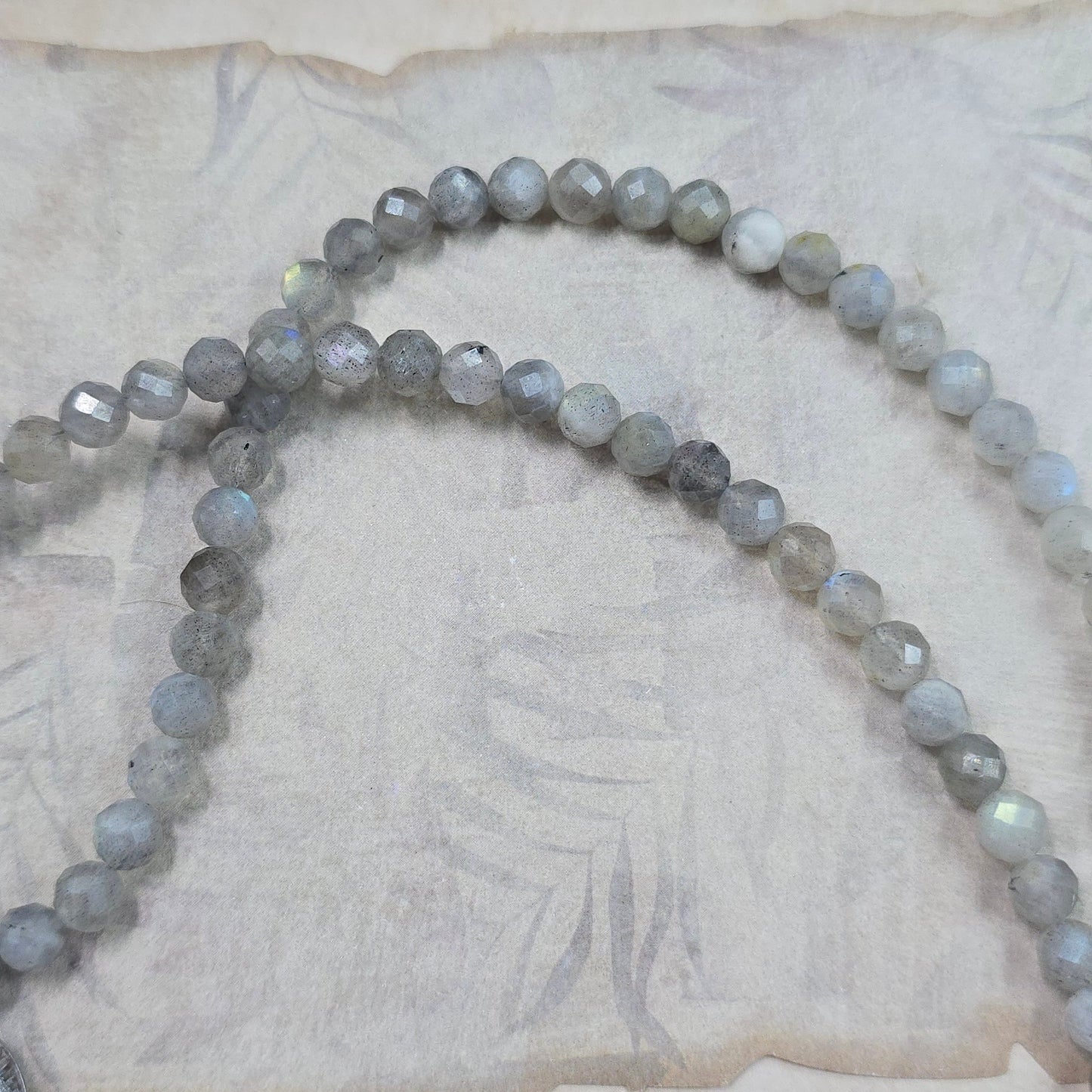 Trumpas vėrinys su labradorito pakabuku ir labradorito karoliukais