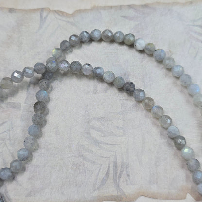 Trumpas vėrinys su labradorito pakabuku ir labradorito karoliukais