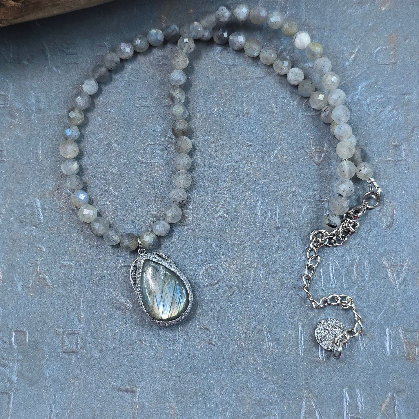 Trumpas vėrinys su labradorito pakabuku ir labradorito karoliukais