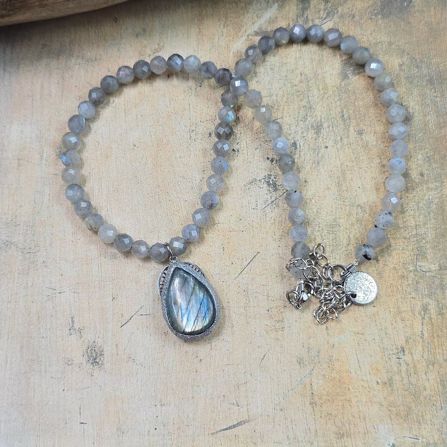 Trumpas vėrinys su labradorito pakabuku ir labradorito karoliukais