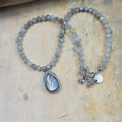 Trumpas vėrinys su labradorito pakabuku ir labradorito karoliukais