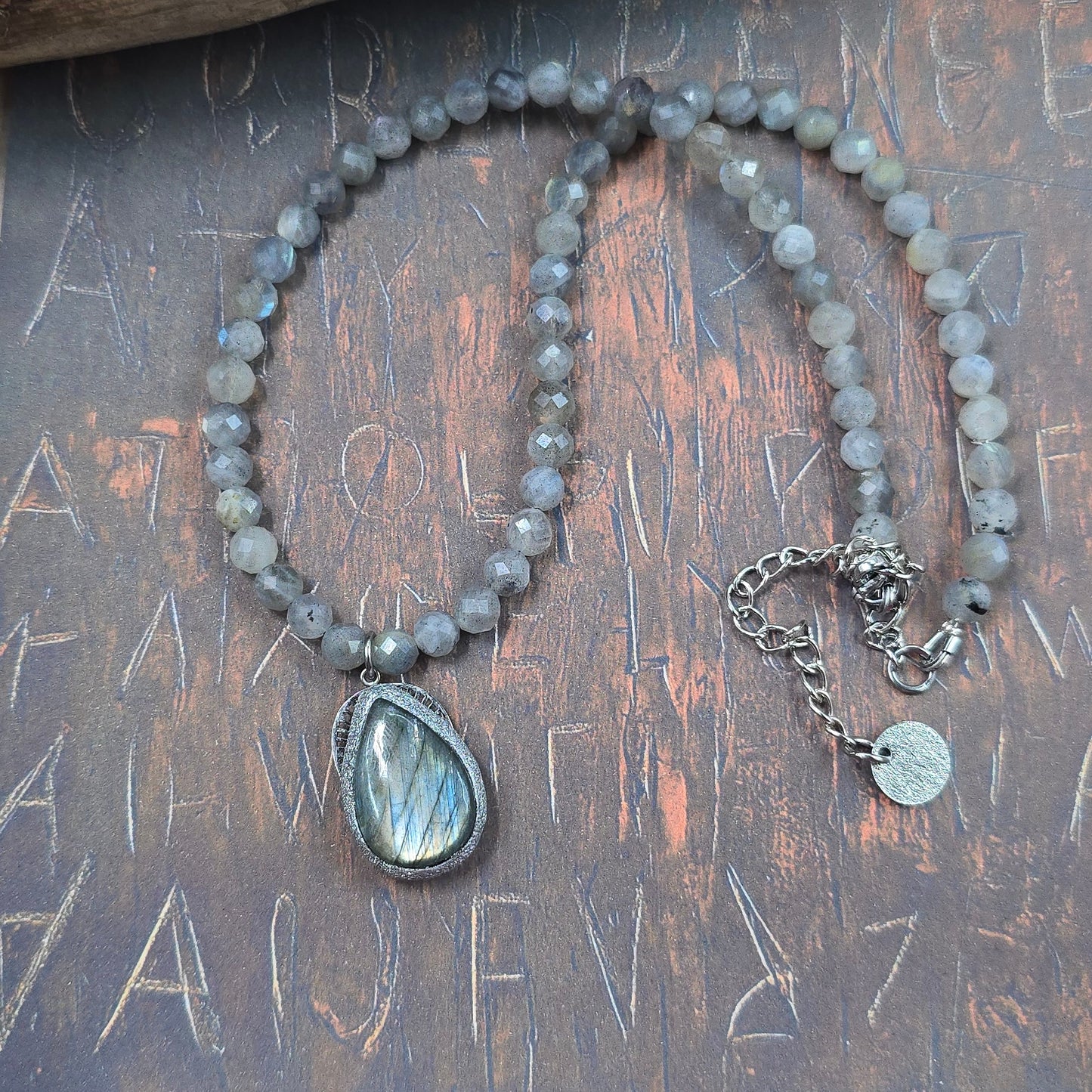 Trumpas vėrinys su labradorito pakabuku ir labradorito karoliukais